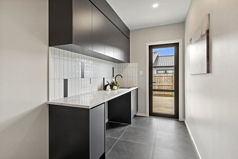 Photo of property in 11 Mcindoe Road, Kumeu, 0810