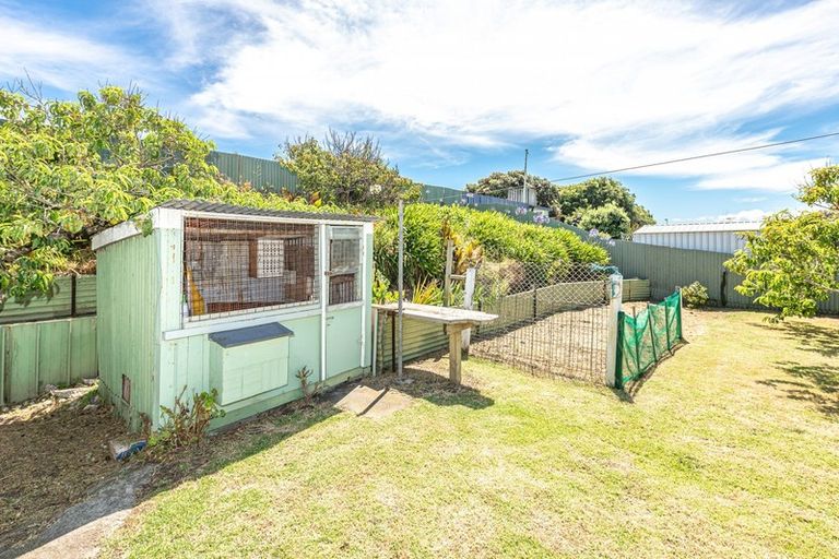 Photo of property in 15 Karaka Street, Castlecliff, Whanganui, 4501