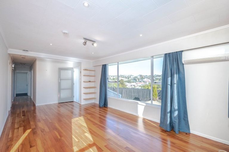 Photo of property in 27 Brooker Grove, Newlands, Wellington, 6037