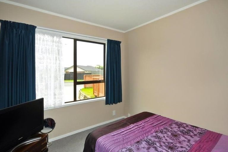 Photo of property in 1/52 Guadeloupe Crescent, Grenada Village, Wellington, 6037