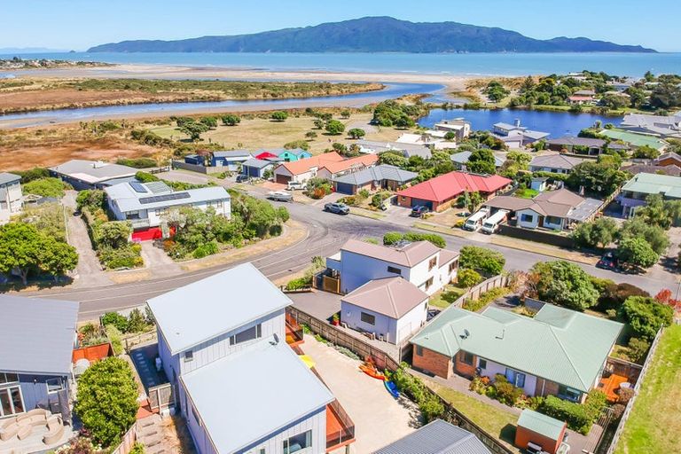 Photo of property in 173 Weggery Drive, Waikanae Beach, Waikanae, 5036