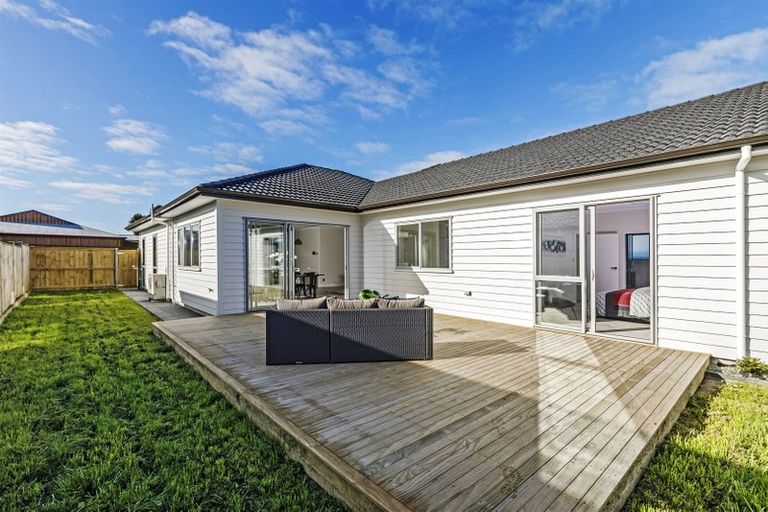 Photo of property in 18 Gilbransen Road, Kumeu, 0810