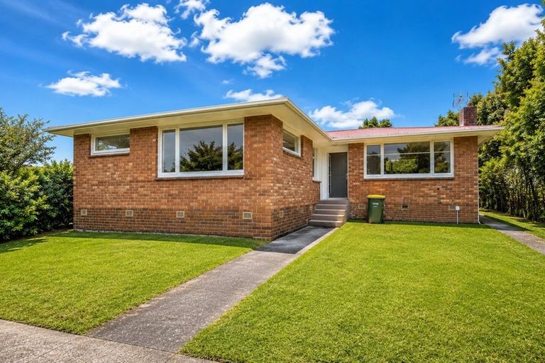 Photo of property in 24 Trojan Crescent, New Lynn, Auckland, 0600