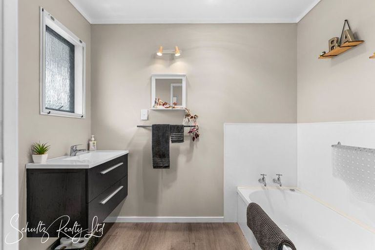 Photo of property in 4 Horniblow Road, Matakohe, 0594