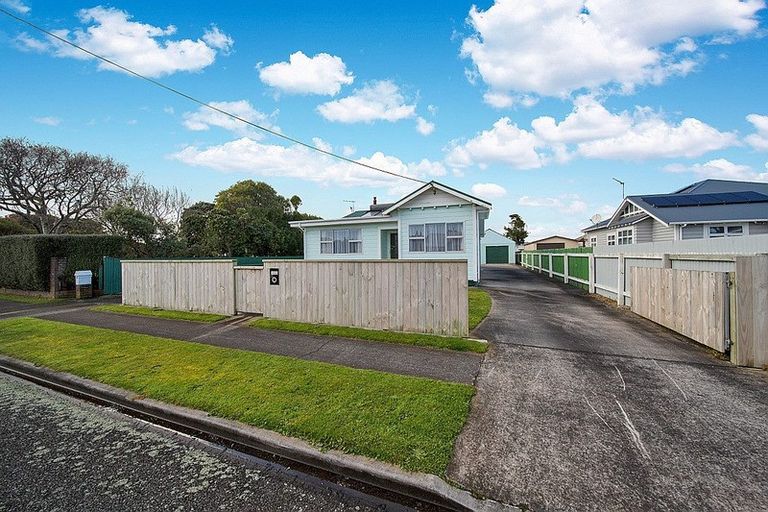 Photo of property in 28 Disraeli Street, Hawera, 4610