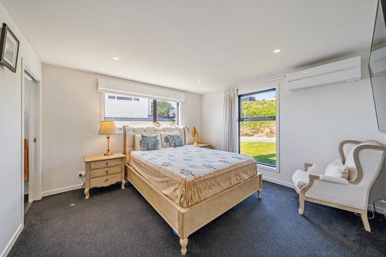 Photo of property in 3 Cirrus Close, Newlands, Wellington, 6037