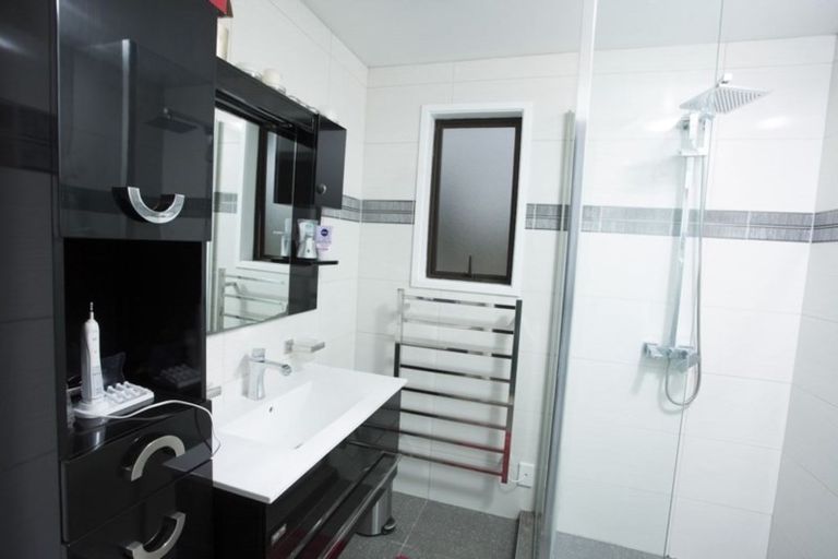 Photo of property in 33 Hobsonville Road, West Harbour, Auckland, 0618