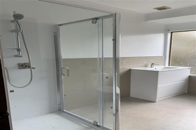 Photo of property in 5 Makepiece Place, Chatswood, Auckland, 0626