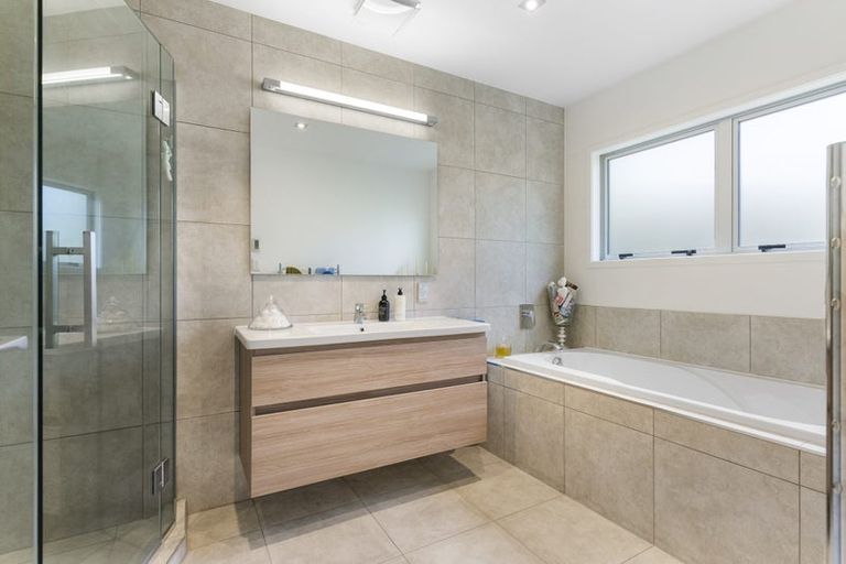 Photo of property in 1/51 Seaview Road, Castor Bay, Auckland, 0620