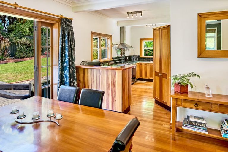 Photo of property in 1 Victory Crescent, Tawa, Wellington, 5028