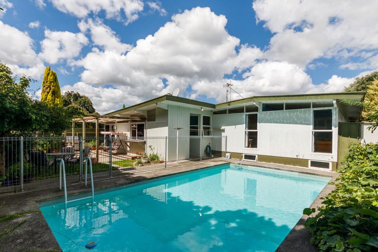 Photo of property in 16 Wikiriwhi Crescent, Awapuni, Palmerston North, 4412