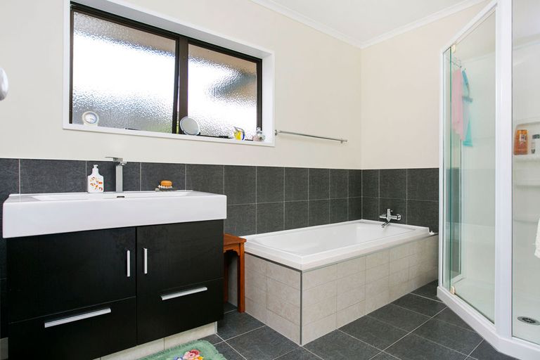 Photo of property in 260 Shakespeare Street, Leamington, Cambridge, 3432