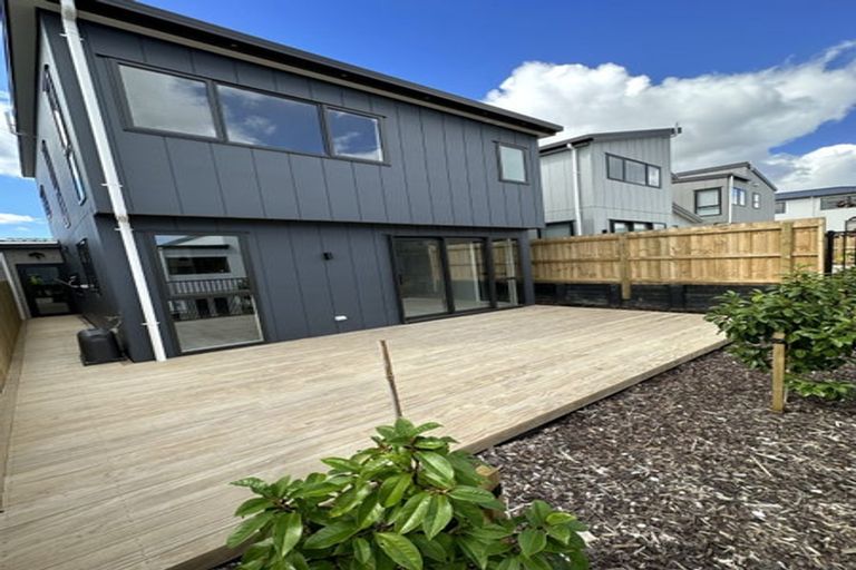 Photo of property in 16 Pohewa Road, Silverdale, 0932