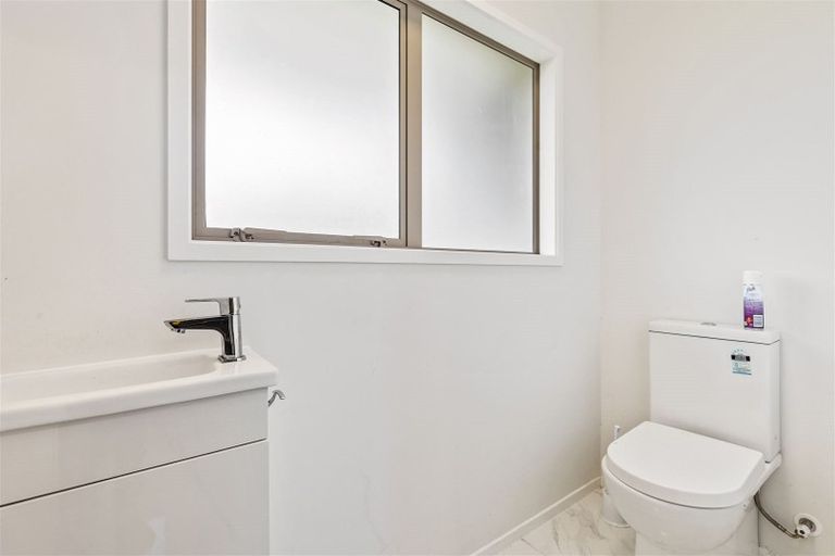 Photo of property in 27a Kirrie Avenue, Te Atatu South, Auckland, 0610