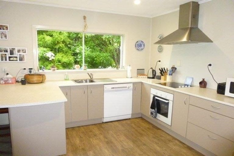 Photo of property in 8 Leybourne Avenue, Waikanae, 5036
