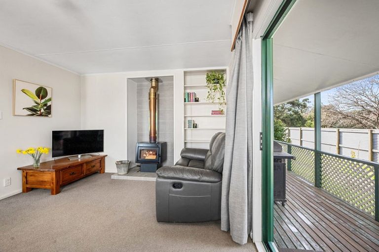 Photo of property in 2/11 Parakai Avenue, Parakai, 0830