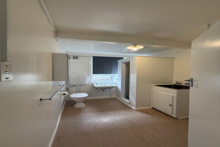 Photo of property in 8 Rixon Grove, Mount Victoria, Wellington, 6011