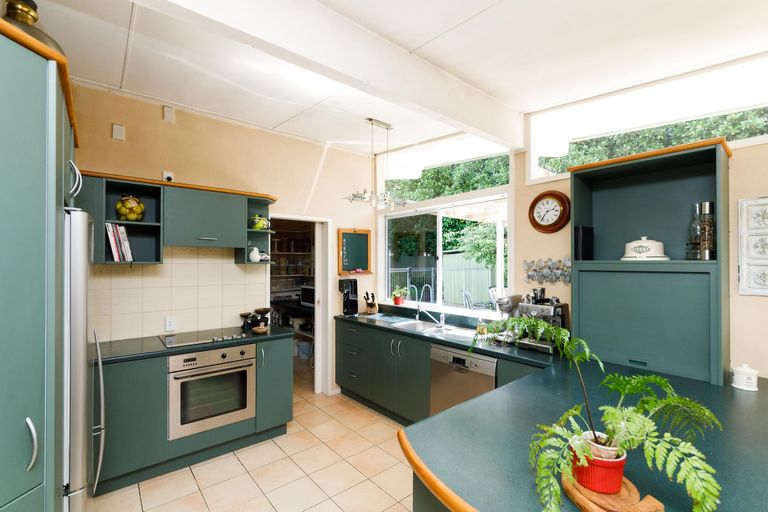 Photo of property in 16 Wikiriwhi Crescent, Awapuni, Palmerston North, 4412