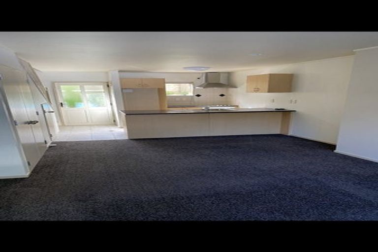 Photo of property in 2f/20 Ian Marwick Place, Birkenhead, Auckland, 0626