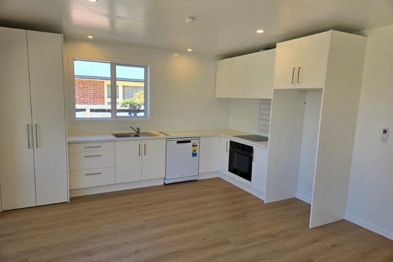 Photo of property in 2/102 Yaldhurst Road, Sockburn, Christchurch, 8042