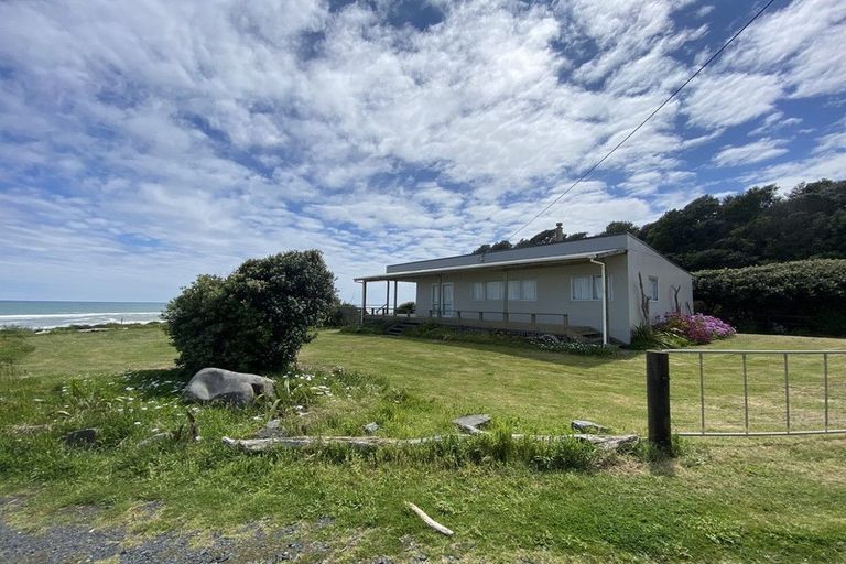 Photo of property in 4 Beach Road, Mokau, 4376