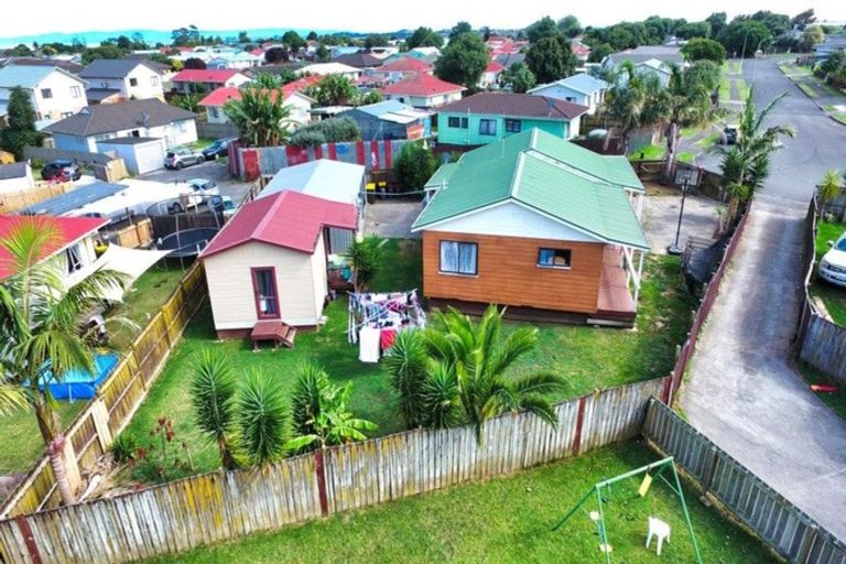 Photo of property in 28 Dungarvon Place, Clendon Park, Auckland, 2103