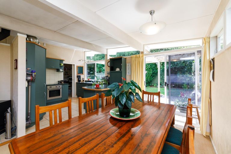 Photo of property in 16 Wikiriwhi Crescent, Awapuni, Palmerston North, 4412