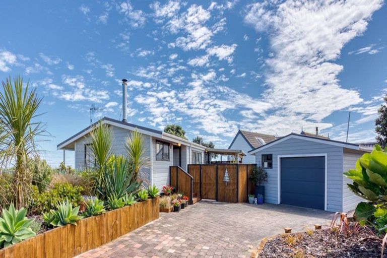 Photo of property in 15 Waiheke Street, Waikanae Beach, Waikanae, 5036
