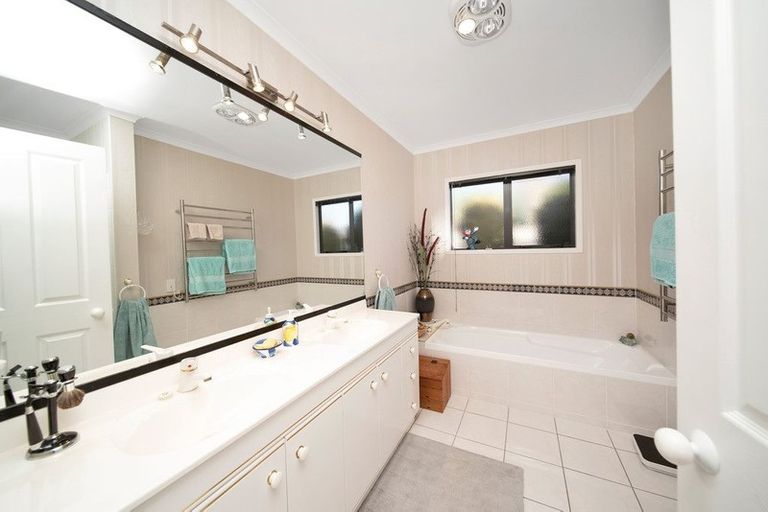 Photo of property in 12 Taylor Place, Merrilands, New Plymouth, 4312