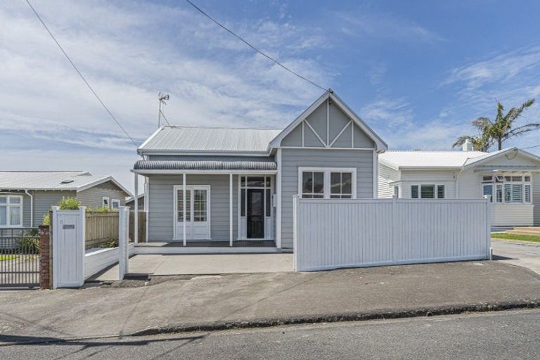 Photo of property in 15 Morley Street, New Plymouth, 4310