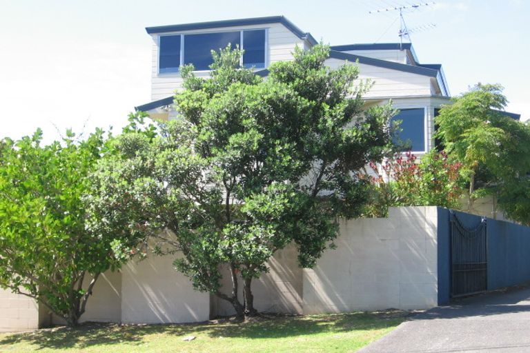 Photo of property in 17 Vaughan Crescent, Murrays Bay, Auckland, 0630