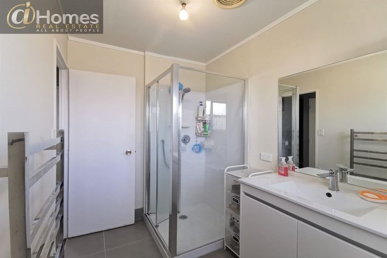 Photo of property in 4/92 Awaroa Road, Sunnyvale, Auckland, 0612