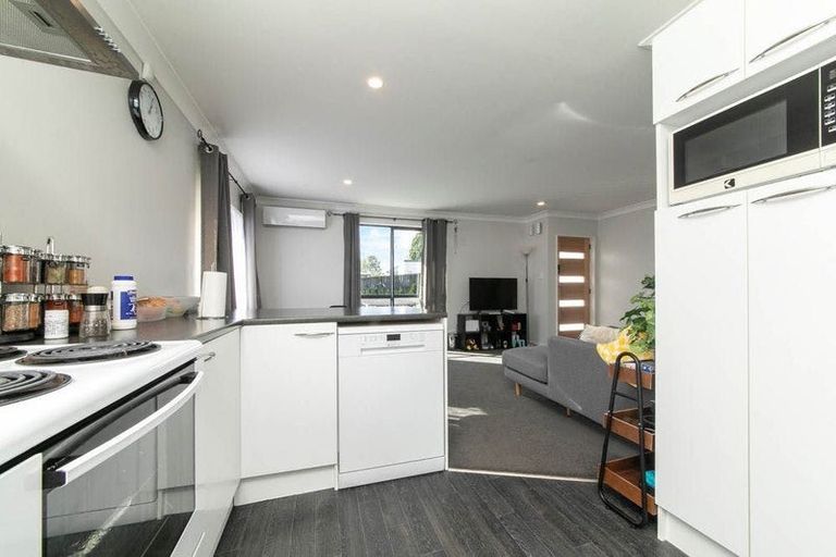 Photo of property in 6 Solea Road, Sunnyvale, Auckland, 0612
