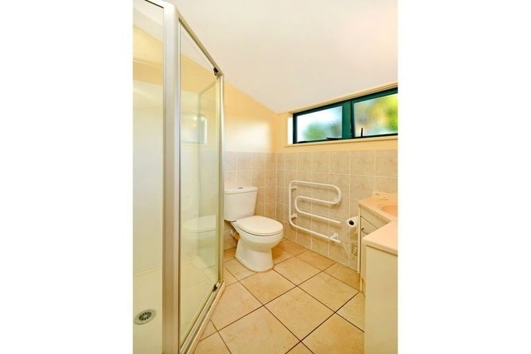 Photo of property in 2/23 Barker Rise, Northcross, Auckland, 0632