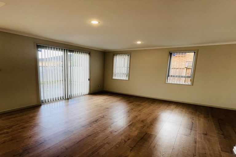 Photo of property in 23 Horizon Road, Oteha, Auckland, 0632