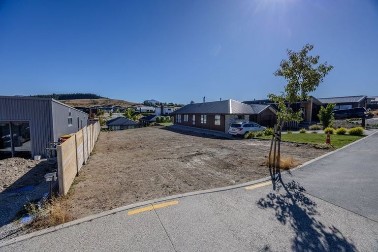 Photo of property in 8 Dow Close, Wanaka, 9305