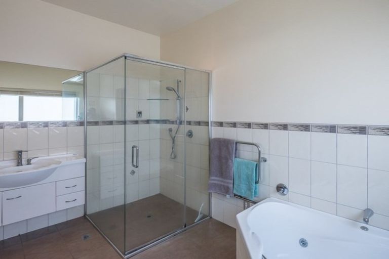 Photo of property in 61 Quadrant Heights, Paraparaumu, 5032