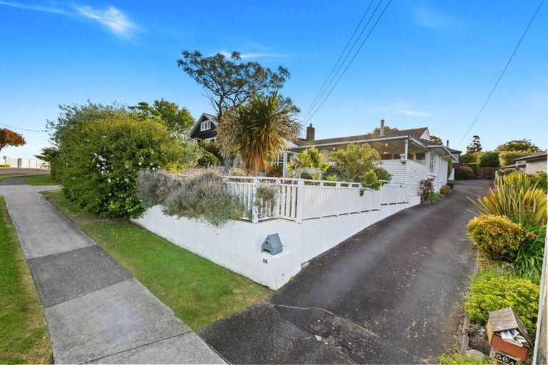 Photo of property in 56 Parkhill Road, Mellons Bay, Auckland, 2014