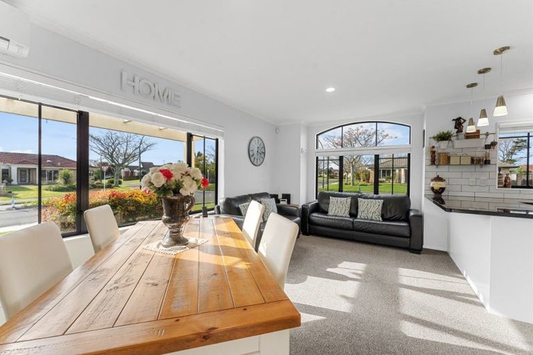 Photo of property in 2 Carlsberg Place, Papamoa Beach, Papamoa, 3118