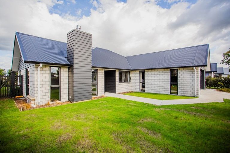 Photo of property in 52 Norfolk Drive, Cambridge, 3434