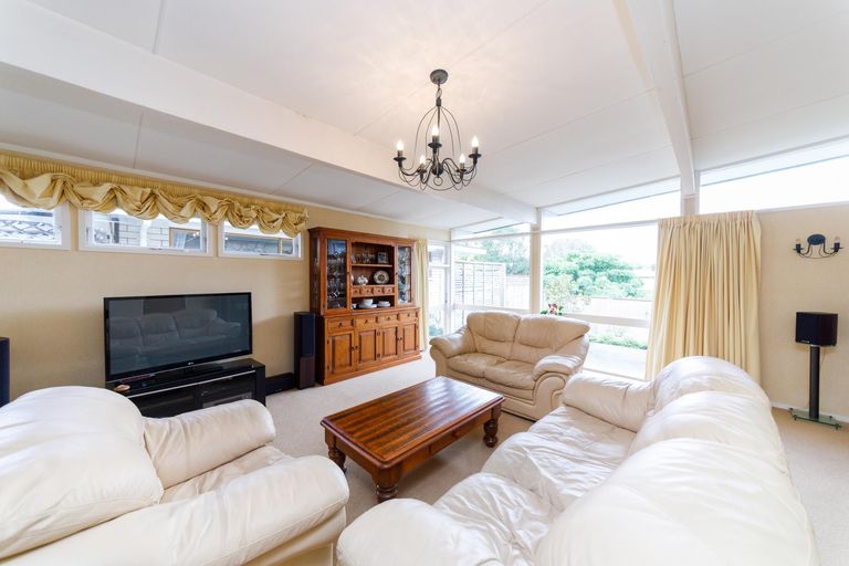 Photo of property in 16 Wikiriwhi Crescent, Awapuni, Palmerston North, 4412