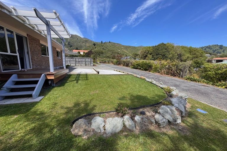 Photo of property in 67 Moana View Road, Waikawa, Picton, 7220