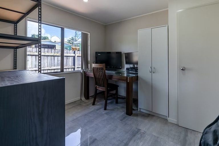 Photo of property in 1/13 Martin Place, Kelston, Auckland, 0602