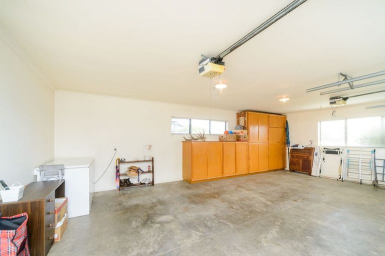 Photo of property in 27 Rosebank Avenue, Kelvin Grove, Palmerston North, 4414