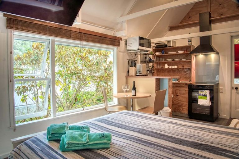 Photo of property in 147 Breaker Bay Road, Breaker Bay, Wellington, 6022