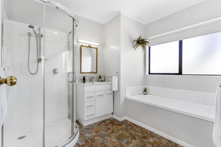 Photo of property in 15 Pinewood Grove, Botany Downs, Auckland, 2010