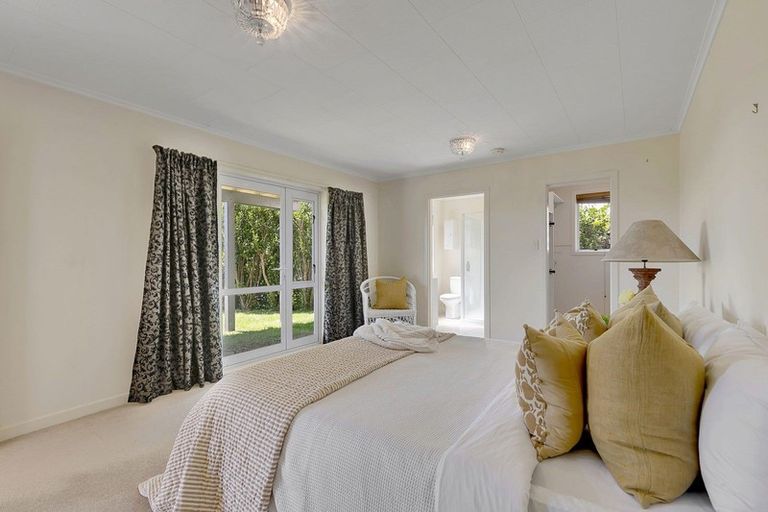 Photo of property in 2 Karoro Place, Paremata, Porirua, 5024