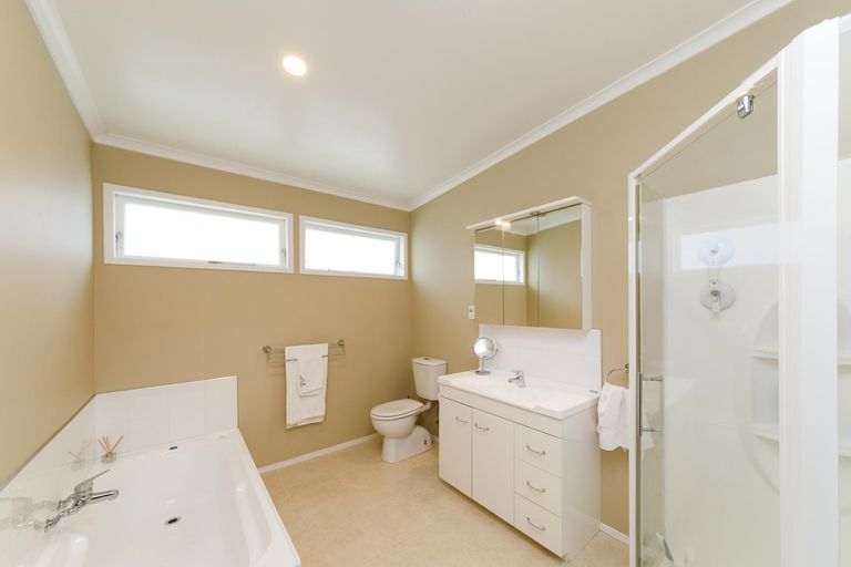 Photo of property in 16 Wikiriwhi Crescent, Awapuni, Palmerston North, 4412