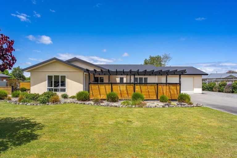 Photo of property in 2 Daffodil Grove, Carterton, 5713