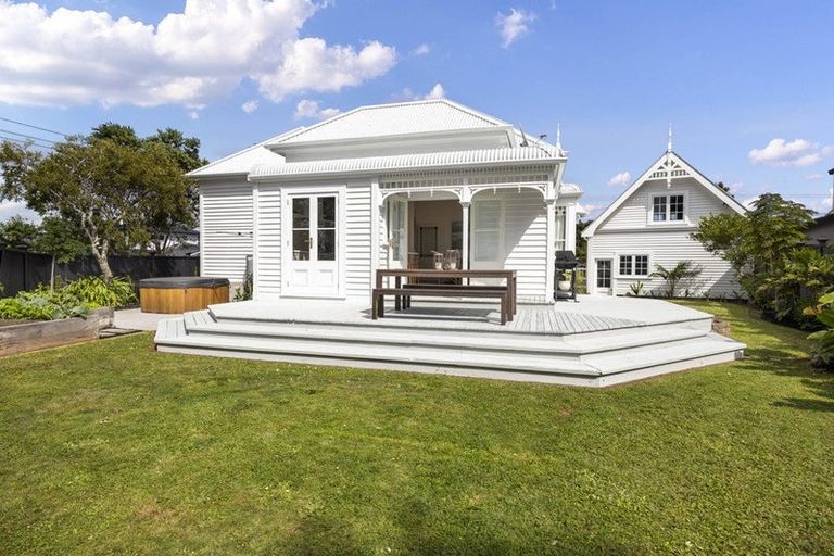 Photo of property in 329 Mangorei Road, Merrilands, New Plymouth, 4312